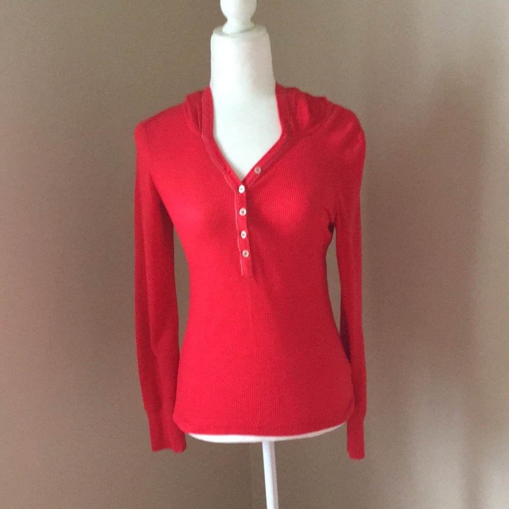 Thin thermal top with hood.